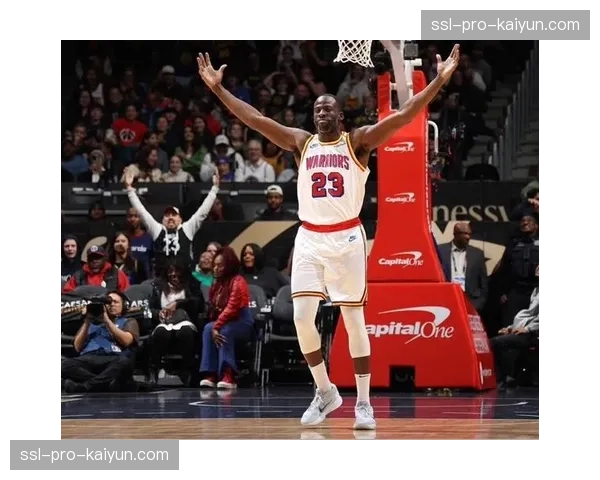 特写：追梦格林生涯第二次被驱逐后，在球员通道冷静观看完剩余比赛