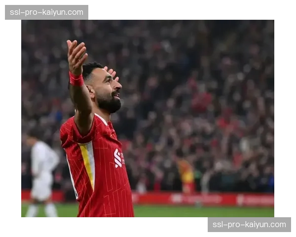 特写镜头：终场哨响，错失单刀的萨拉赫独自瘫坐在安菲尔德草皮上。